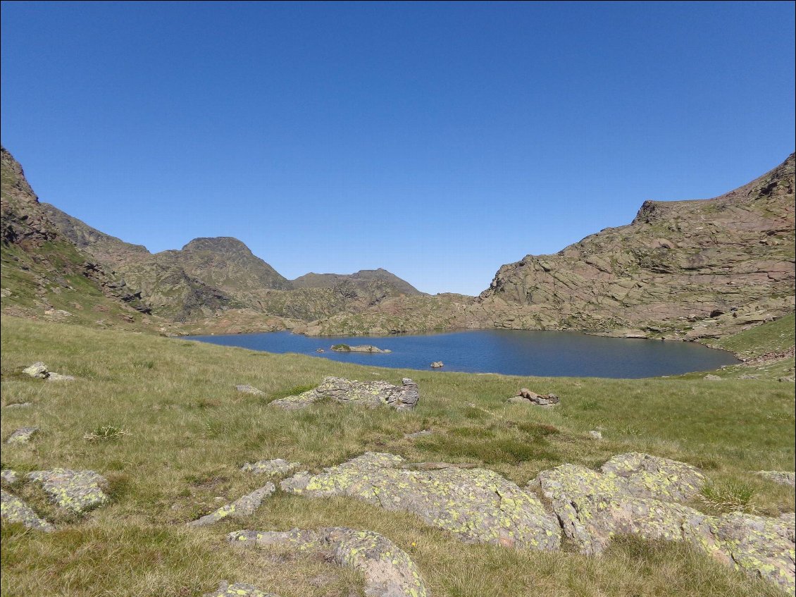 Un lac bivouac de pecheur en haut d'un raidillon, mais pas le temps de s'y baigner