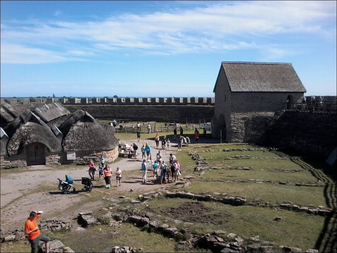 A droite la partie de l'âge du fer. Et à gauche les maisons sont une reconstitution des baraques logeant la garnison occupant les lieux au MA.