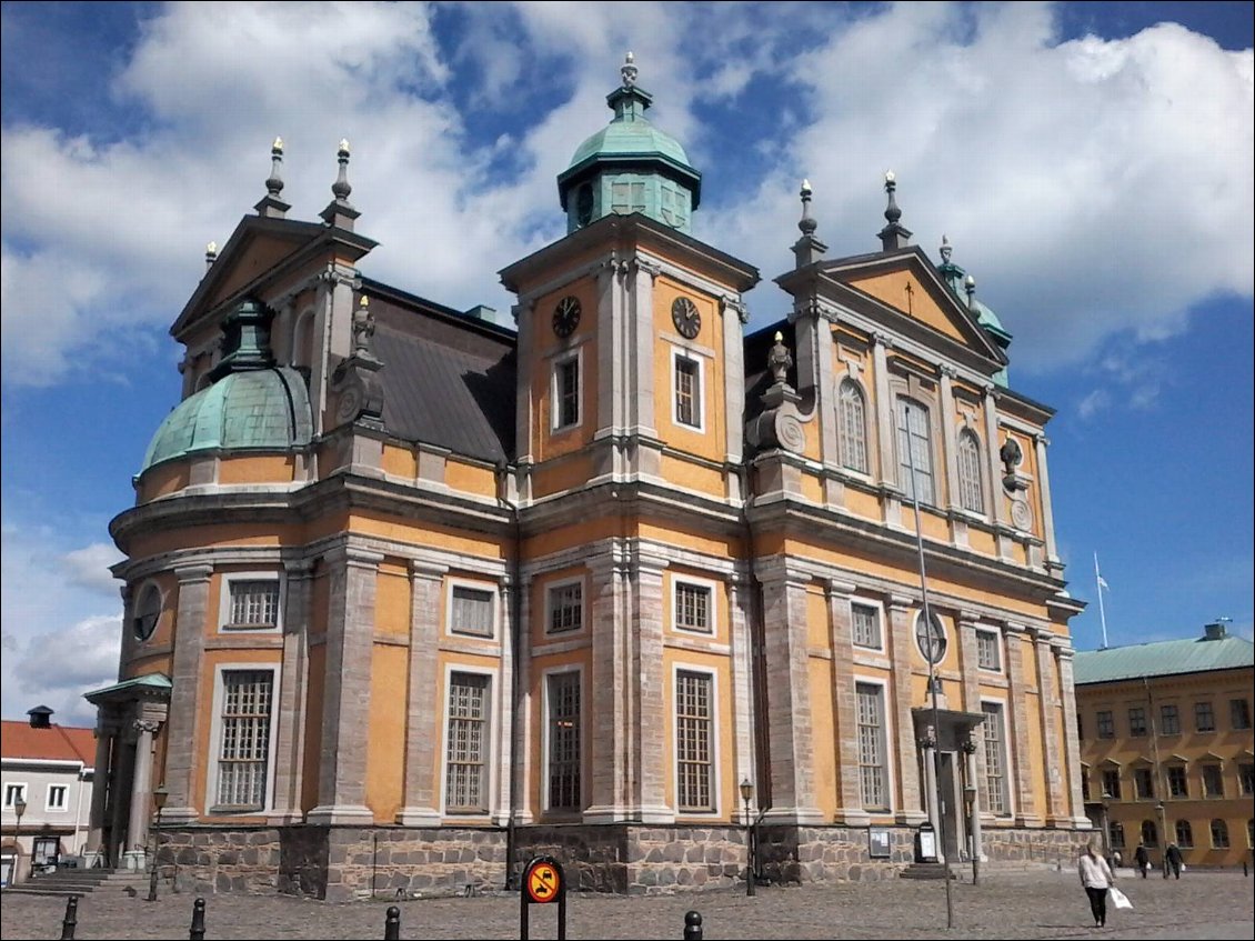 La cathédrale au milieu de la vieille ville de style baroque.