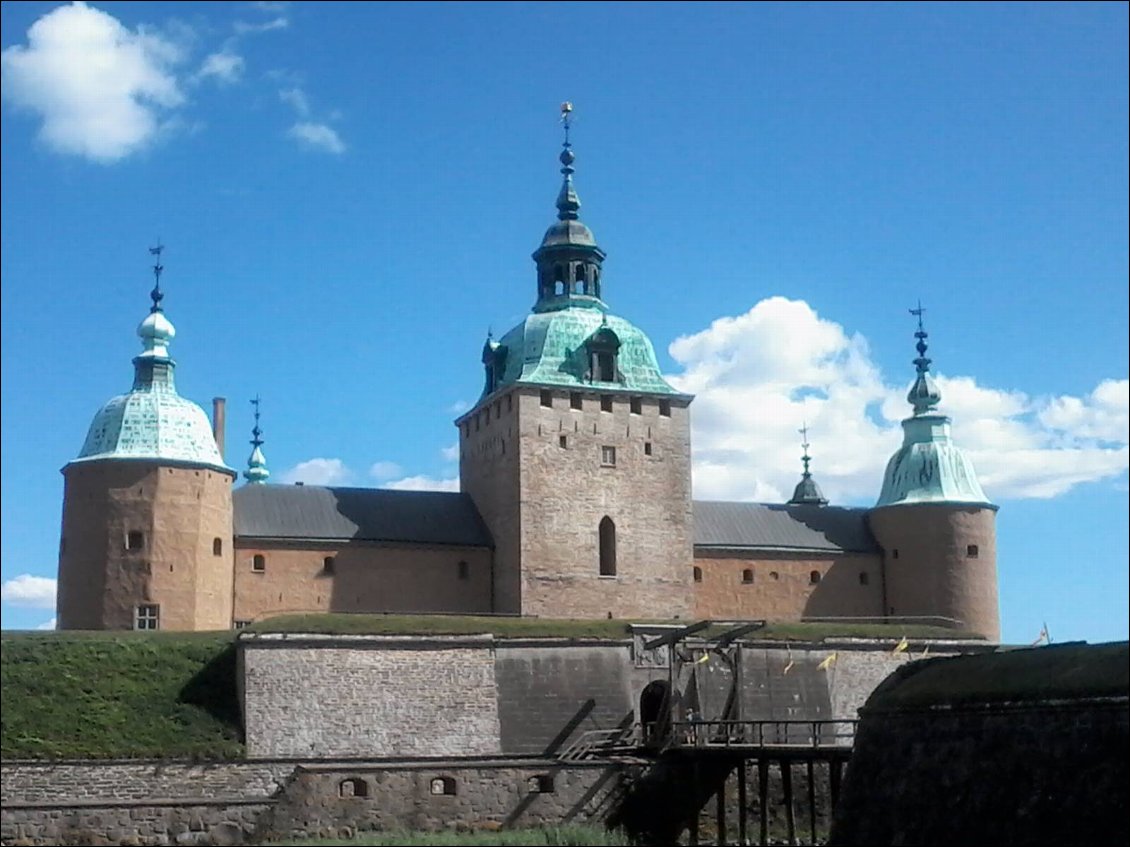 Evidemment, je ne résiste pas à une petite visite du château. Le musée relate sa construction, mais aussi les relations avec la ligue hanséatique, et bien sûr la fondation de l'union de Kalmar (Danemark, Suède et Norvège ) par Marguerite de Danemark au XIV eme siecle. L'union est moult fois rompue, puis dissous en 1524 par le traité Malmo. La guerre de Kalmar y est aussi racontée avec maquettes et cartes à l'appui. Il faut savoir qu'à l'époque le Danemark possédait le Sud actuel dr la Suède (Bleqinge et Scanie). Entre danois et suédois c'était un peu "je t'aime moi non plus."