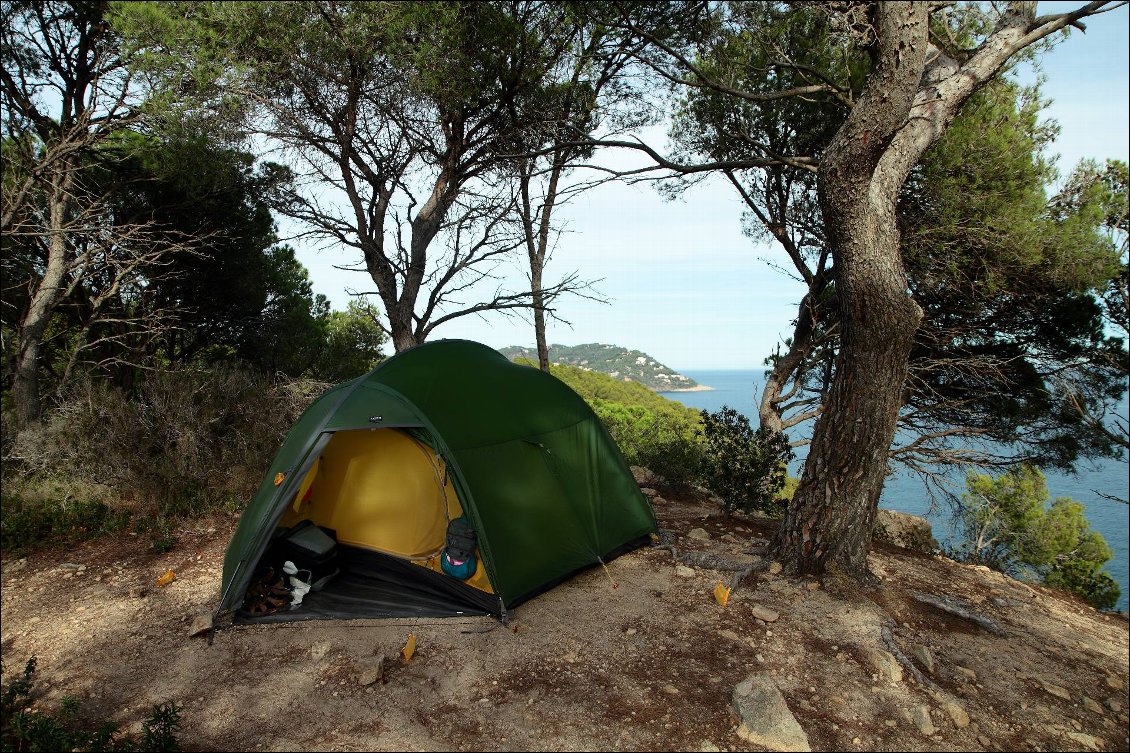 En bord de mer dans les calanques des Vedell, Espagne.