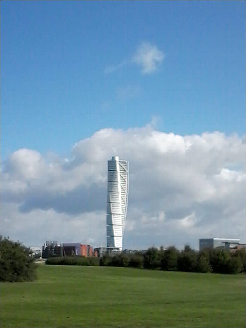 La tuning torso de l'architecte Santiago Calatrava Walls. La plus haute tour de Scandinavie.Elle fait face à l'Oresund, le détroit entre le Danemark et la Suède.