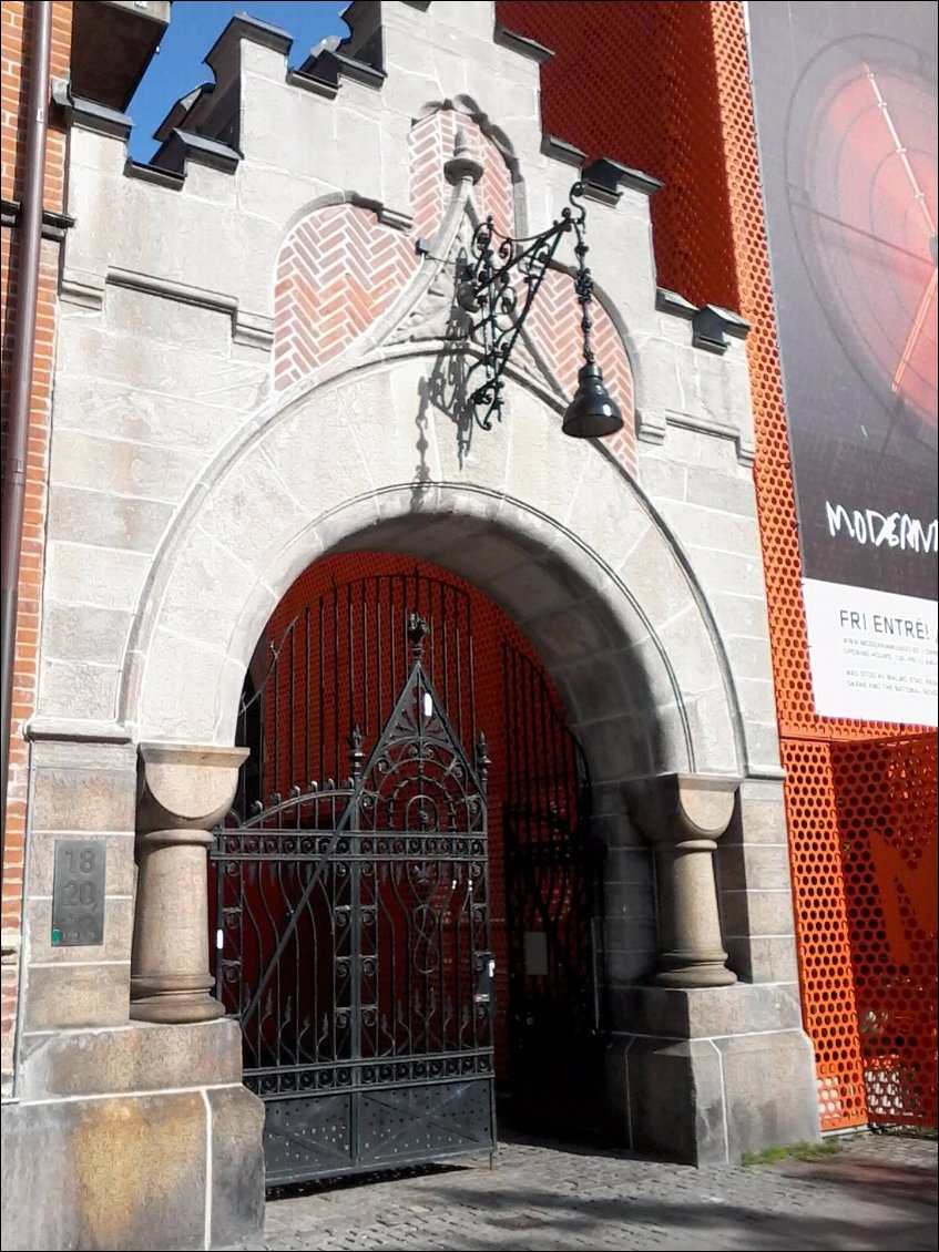 L'entrée du musée d'art moderne. Avec une expo sur l'artiste Ulf Rollof.