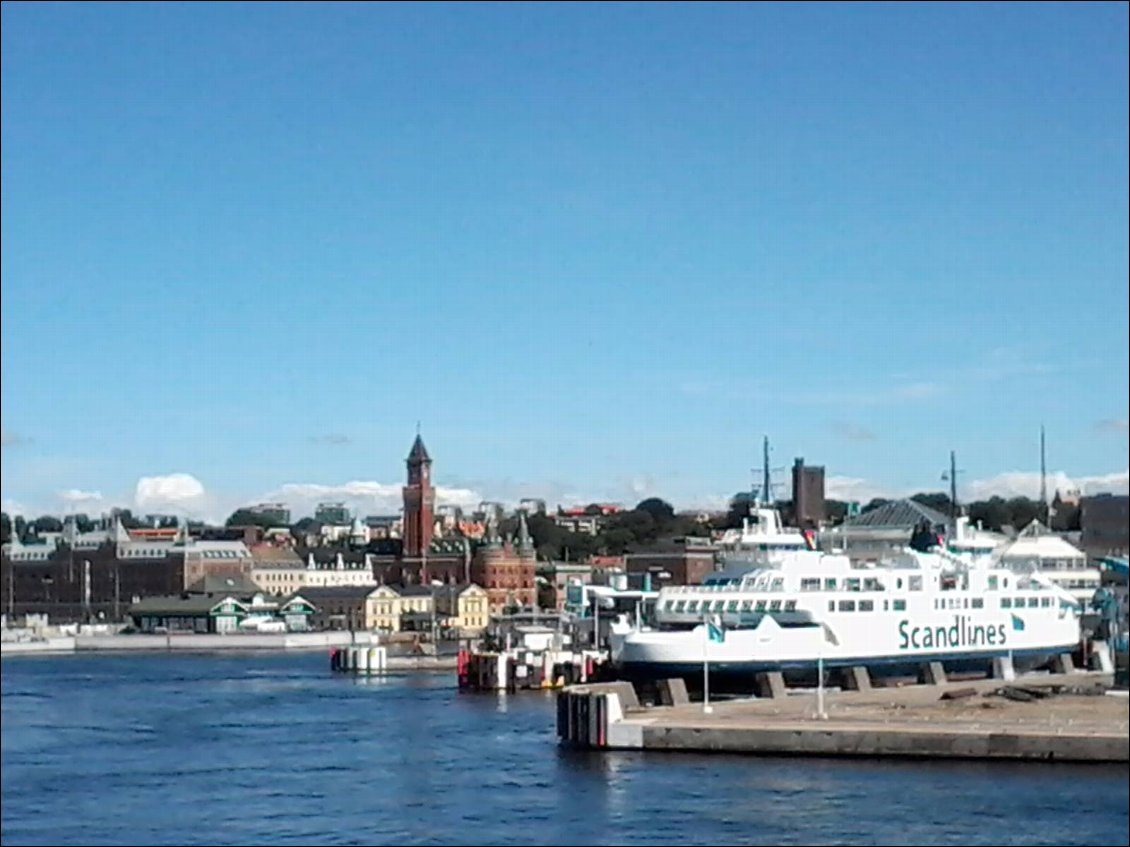 En fin de matinée, je prends le ferry pour Elseneur au Danemark. J'ai placé Fifi en bonne place sur la sacoche de guidon. Tremblez danois, nous arrivons!
Adjo Sverige !