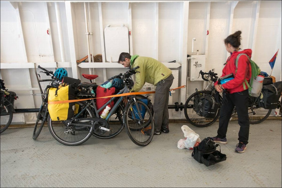 Les vélos doivent être sanglés dans les bateau, pour ne pas verser pendant le voyage.