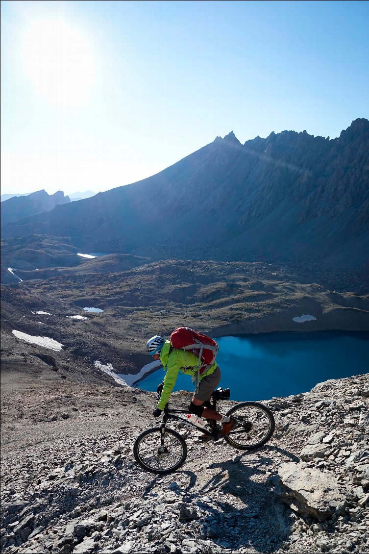 Une épingle plus tard : c'est le lac des Neuf Couleurs en arrière-plan.