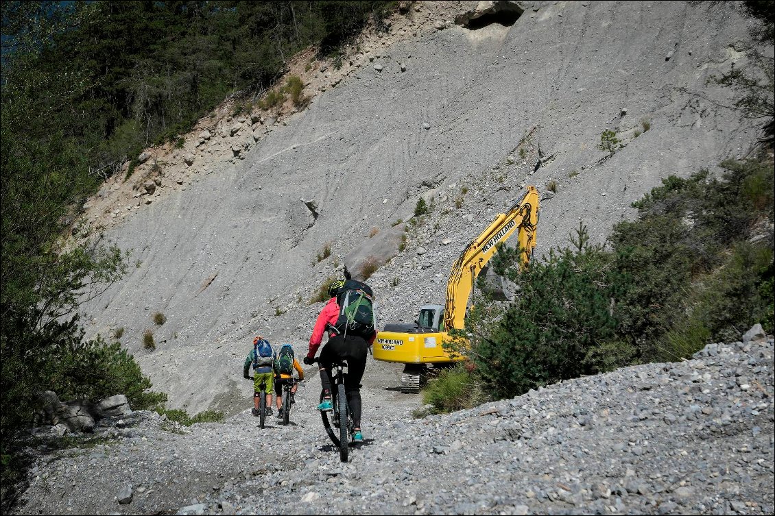 Une pelleteuse s'affaire à réparer les dégâts de l'orage ici aussi.