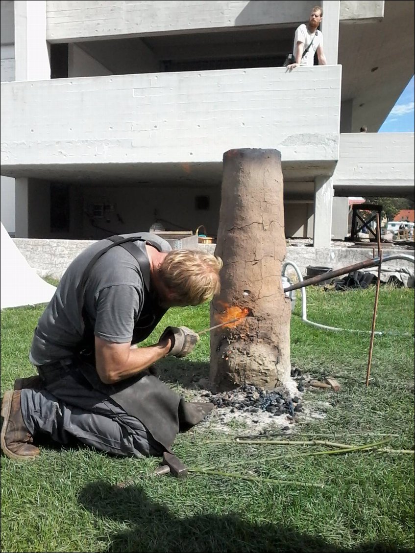 Bas fourneau pour obtenir une "loupe" de fer à partir d'une terre contenant du minerai. Là, il triche un peu car il n'utilise pas de soufflet manuel mais électrique. Moderne les vikings !