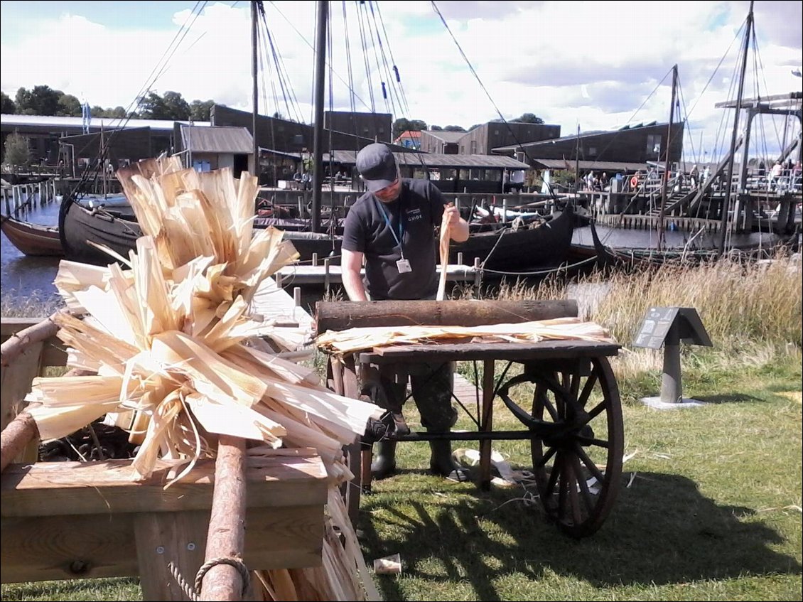 L'atelier qui pue ! Les bois de tilleul ont mariné plusieurs semaines dans la flotte pour pouvoir être dépiautés en feuilles, séchés et ensuite tressés en corsage.