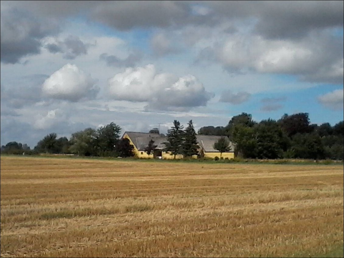 A travers la campagne. Les nuages s'amoncellent.