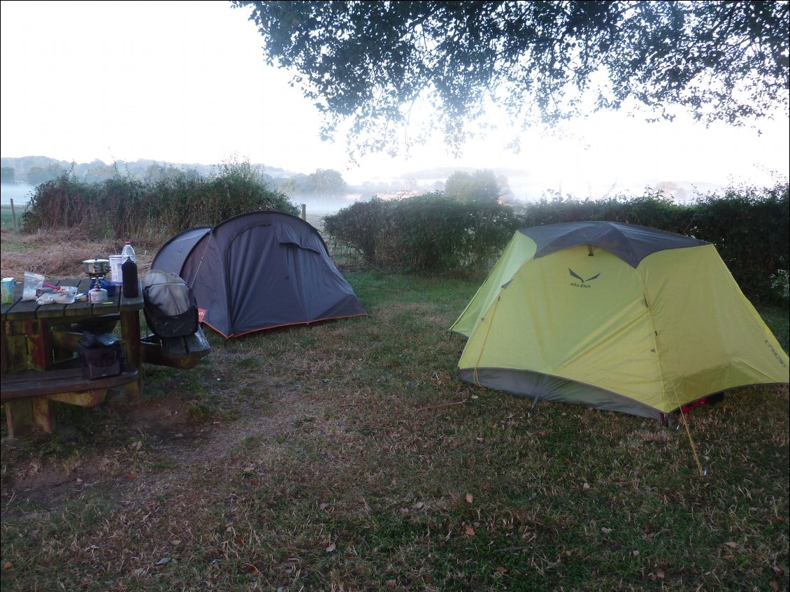 Premier bivouac le long de la voie verte.