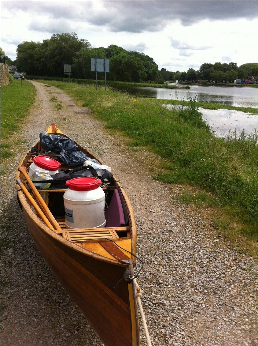 Canoë sur ses roues, tracté par une mule à deux pattes avec un gilet vert...