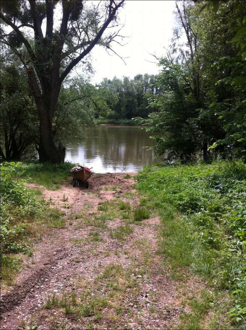 Et le toboggan des canoës qui veulent trop retourner à l'eau!