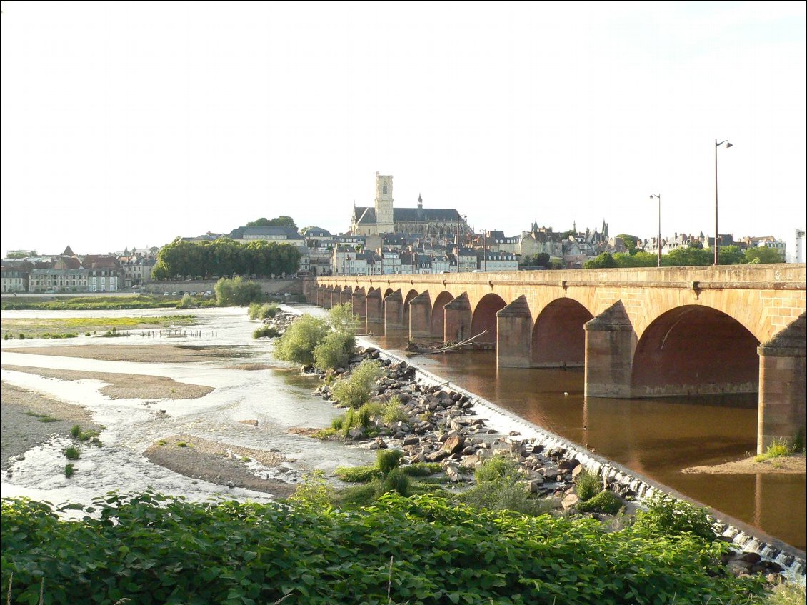 Le magnifique barrage de Nevers: y'a pas le choix, là il faut débarquer, mais pour rembarquer, il y a une mer de sable à traverser!!!
Alors merci encore aux 3 hommes que j'ai trouvés qui m'ont aidée à faire rouler Canoë sur quelques centaines de mètres de sable! Oui, à 4, en forçant bien, on peut réussir à le faire avancer... Gratitude infinie...