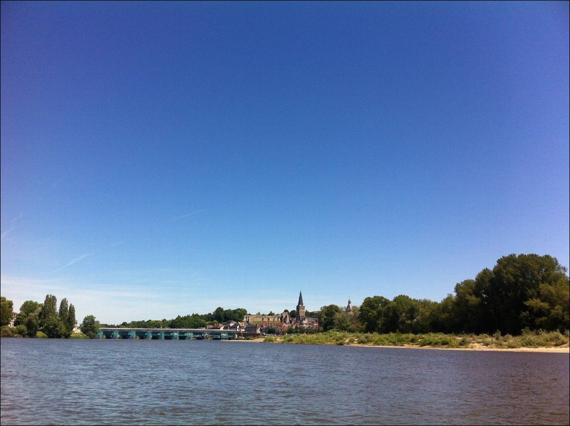 La Charité sur Loire, vue de loin, avec son pont emmailloté pour la rénovation.