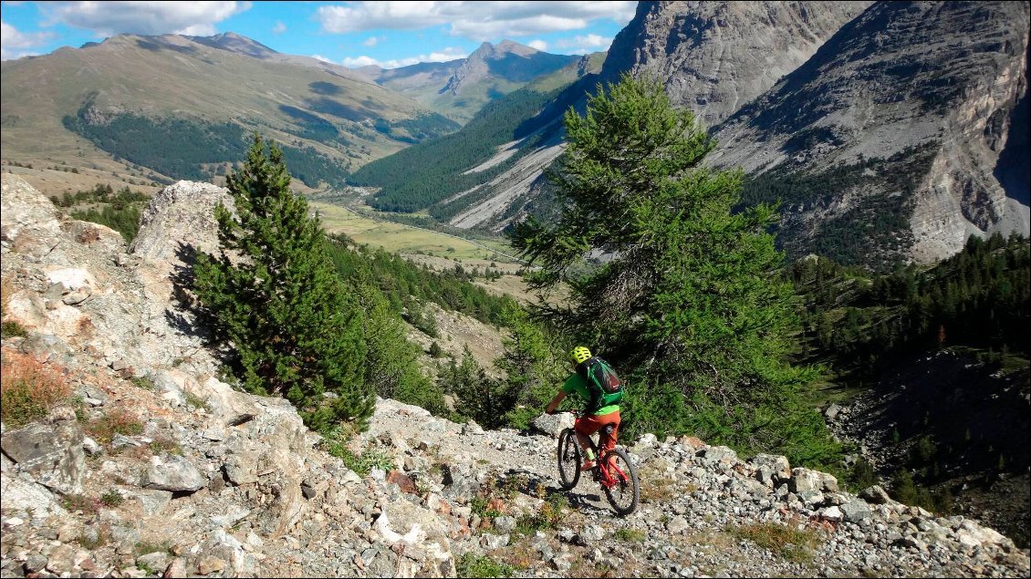 On commence à apercevoir la vallée des Fonds de Cervières vers laquelle on se dirige.