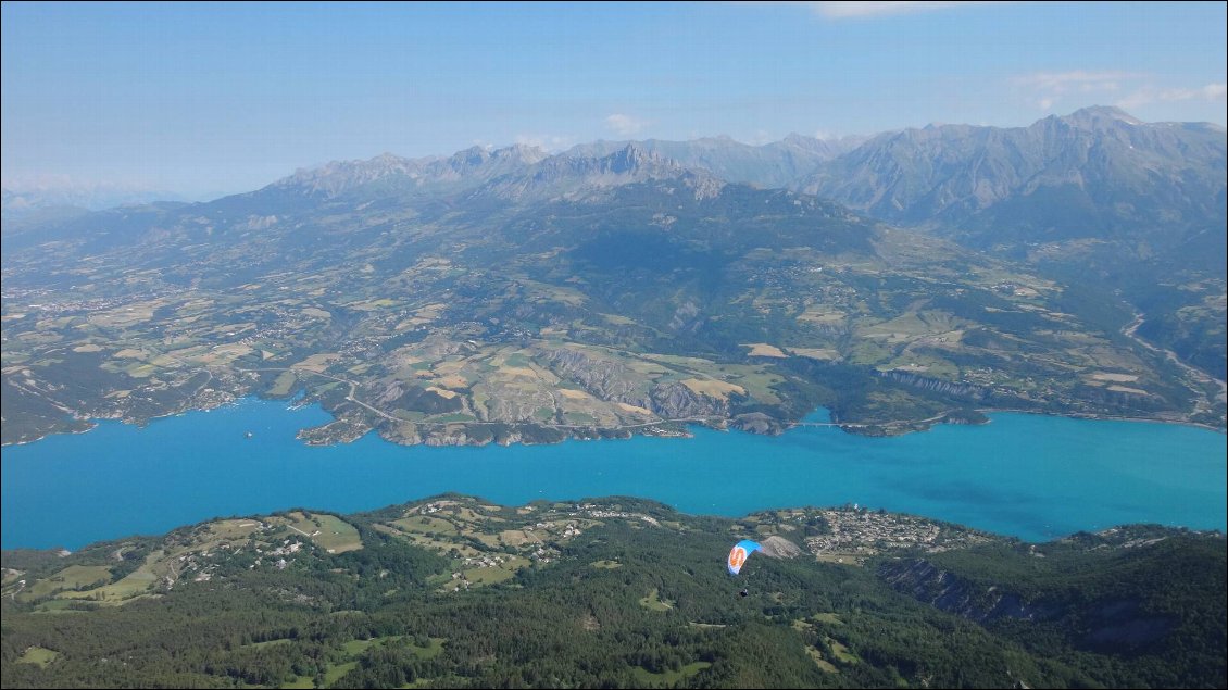 Le lac de Serre-Ponçon et la vallée qui remonte vers Chorges puis Gap