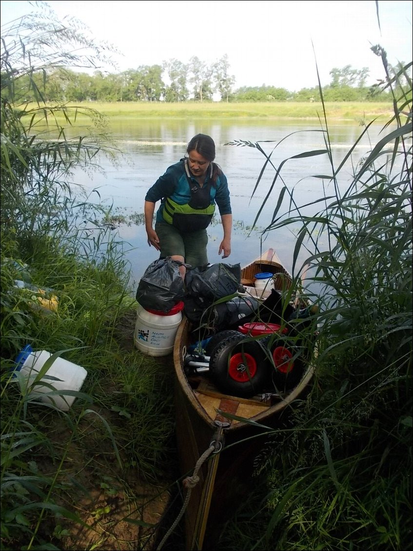 Le lendemain, rechargement avant mise à l'eau, sous le regard bienveillant de mes hôtes pour cette soirée mouvementée...