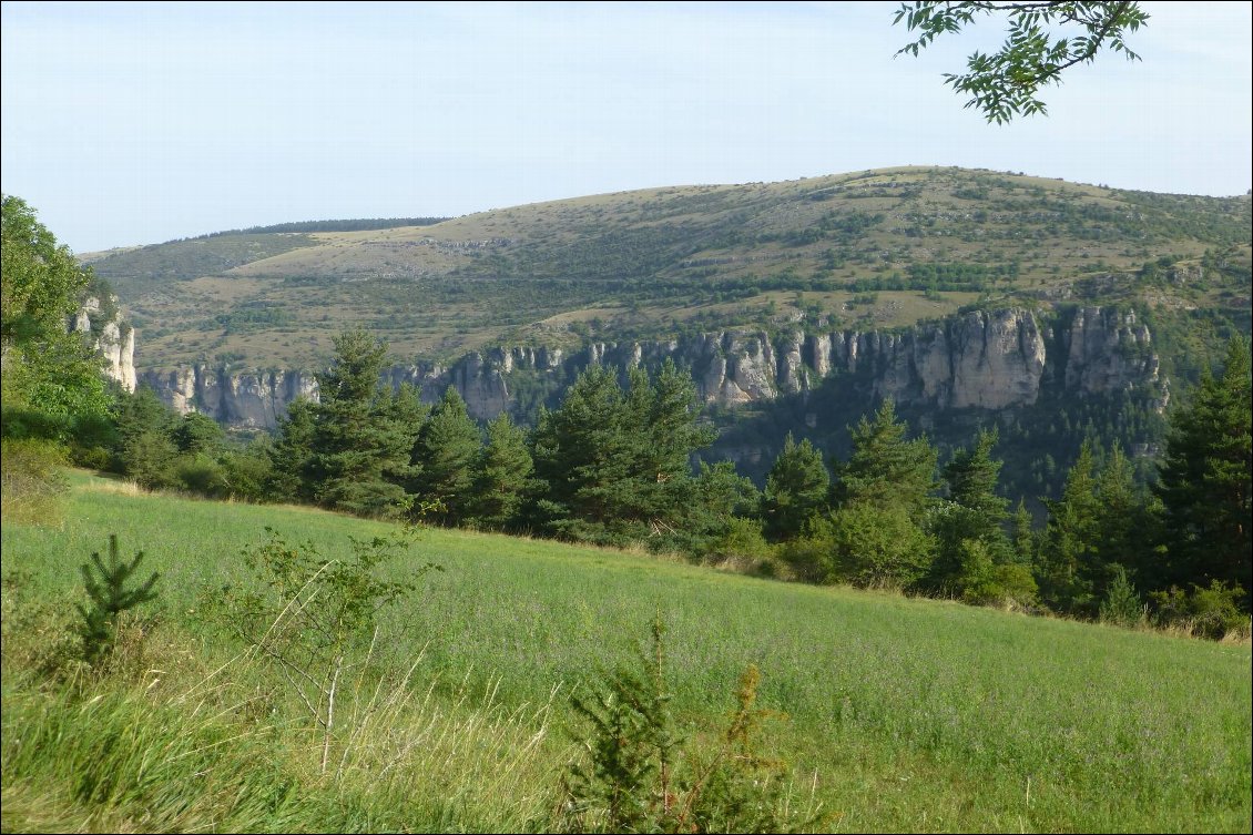 En Montant au sur le Causse noir, le Causse Méjean sur l'autre versant.