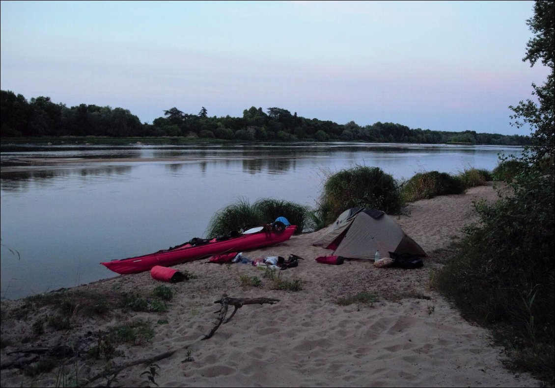 Encore un bivouac digne d'un 5 étoiles... on se baigne, on s'éclabousse avec Joon, on part explorer les alentours... On est seuls au monde, on s'éclate, c'est ça le bonheur, non ?