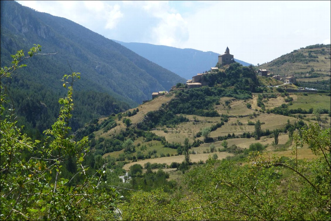 Très belle vallée avec ses villages perchés : Tuixent