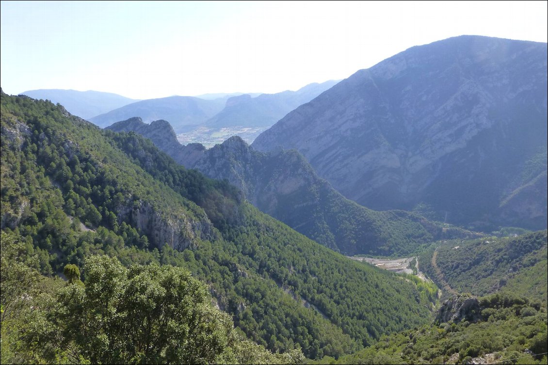 Descente dans la vallée sur Organya (18 virages en tête d'épingle)