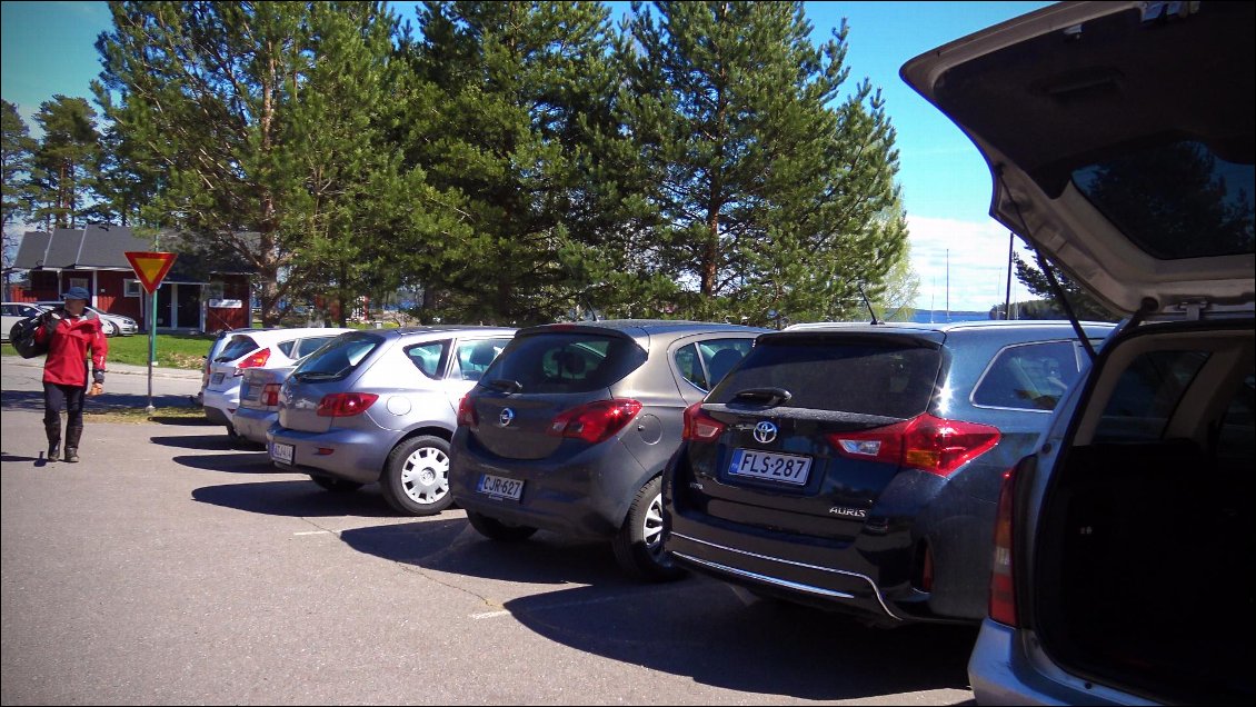 Partis un mercredi, nous revenons un vendredi ensoleillé et le parking est bondé. Nous éliminerons tout ce qui est en double ou prévu pour le froid.