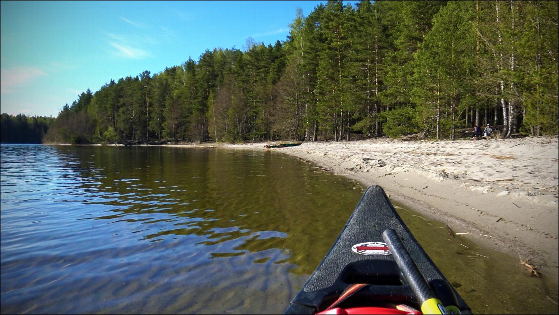 Arrivée au second bivouac, des Finlandais sont là avec leurs kayaks, accueil sobre et bienveillant.