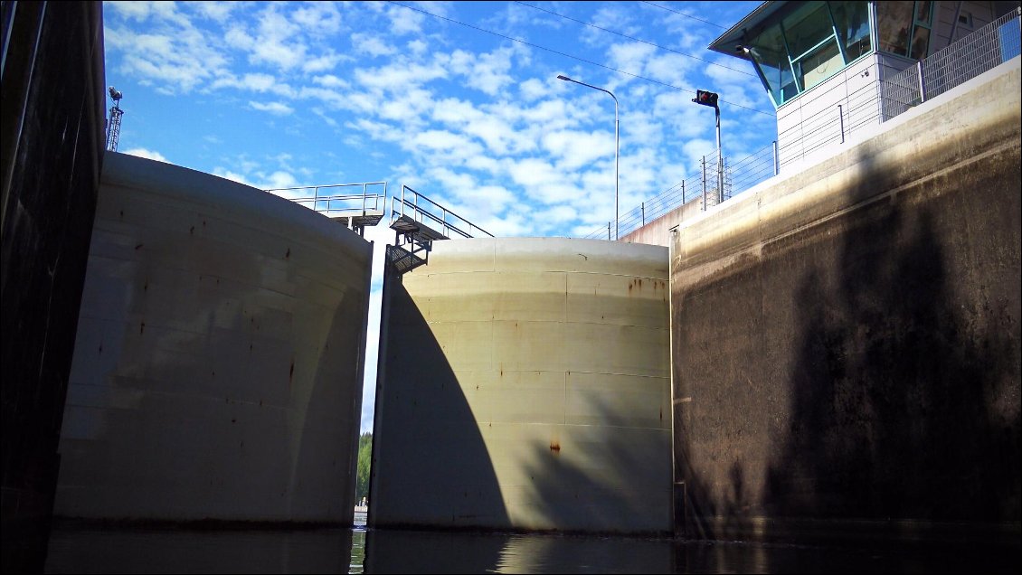 C'est un sacré volume d'eau qui vient d’être lâché et dès que les portes se joignent,