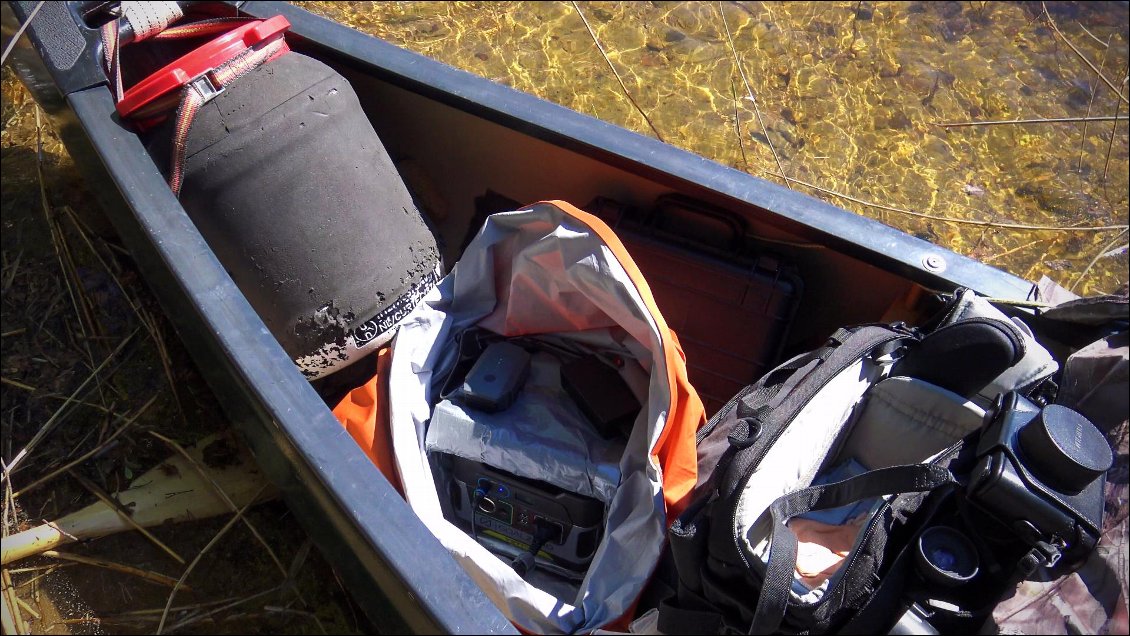 Amélie gère la batterie qui se trouve devant elle et recharge,durant nos navigations, les batteries du drone sur du 220 volts ! L'ensemble se trouve dans deux sacs bien étanches.