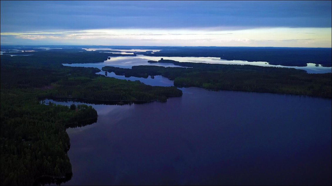 La Finlande est un pays où il pleut peu ! "400 mm de pluie en Laponie et dans l'Est carélien, 550 à 700 mm dans le Sud-Ouest." ( Source Wikipedia )