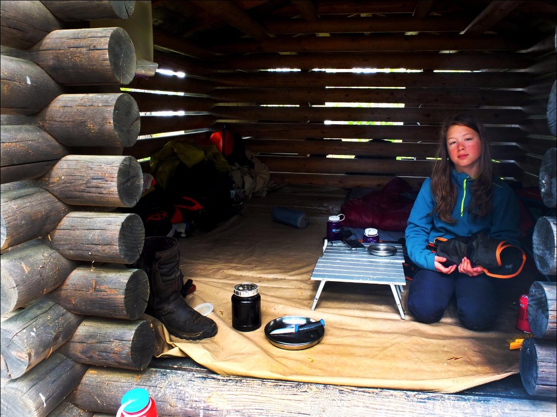 L'abri à bois que nous avons squatté pour une seule nuit et dans lequel il aura fallu poser le tapis de sol de notre tente pour éviter la crasse évidente... L'unique shelter du camp dégageait une odeur de pisse / vomi qui nous a fait fuir.