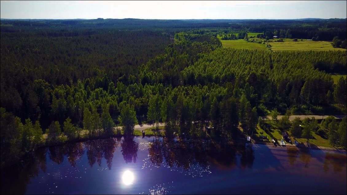 Nous choisissons de traverser la foret pour rejoindre un autre lac, c'est un portage de 13 km qui nous attends,