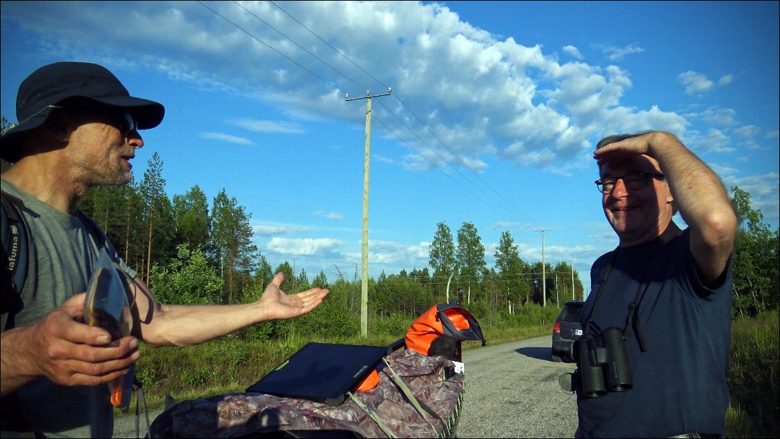 L'homme provoque notre stupéfaction en nous demandant en anglais "Etes vous le père et sa fille venus de France ?"...il nous explique que notre "arrestation" à été relatée aux informations finlandaises et il sort son smartphone pour nous montrer l'article en ligne...Les faits relatés sont flous, voire mensongers puisqu'il paraîtrait que nous naviguons en kayaks et que nous fumes arrêtés sur le sol et non sur un lac, l'essentiel est que les autorités soient satisfaites !