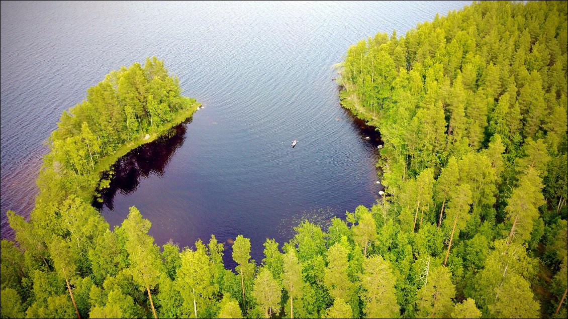 Nous avons pensé qu'il serait bien sympa de faire bivouac ici, mais le terrain possible s'est révélé être trop loin de l'eau et dans un bois où l'humidité était surtout adaptée aux moustiques !