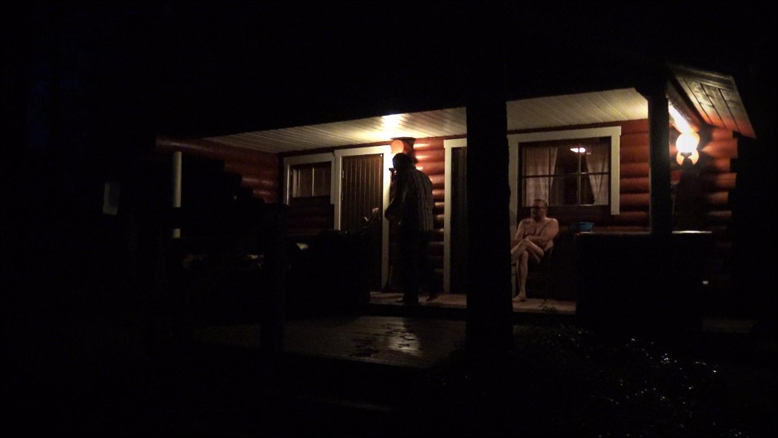 Dès la première soirée, Eero nous emmène chez un ami pour une séance dans un sauna grand standing !