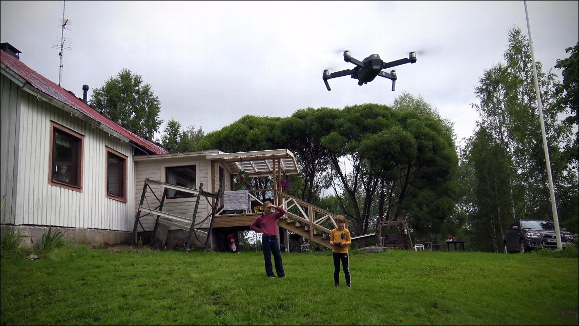 Alors je propose une initiation au drone et il s’avère que l'un des enfants est un vrai pilote en herbe ! Son frère qui n'a pas osé essayé, nous regarde par la fenêtre.