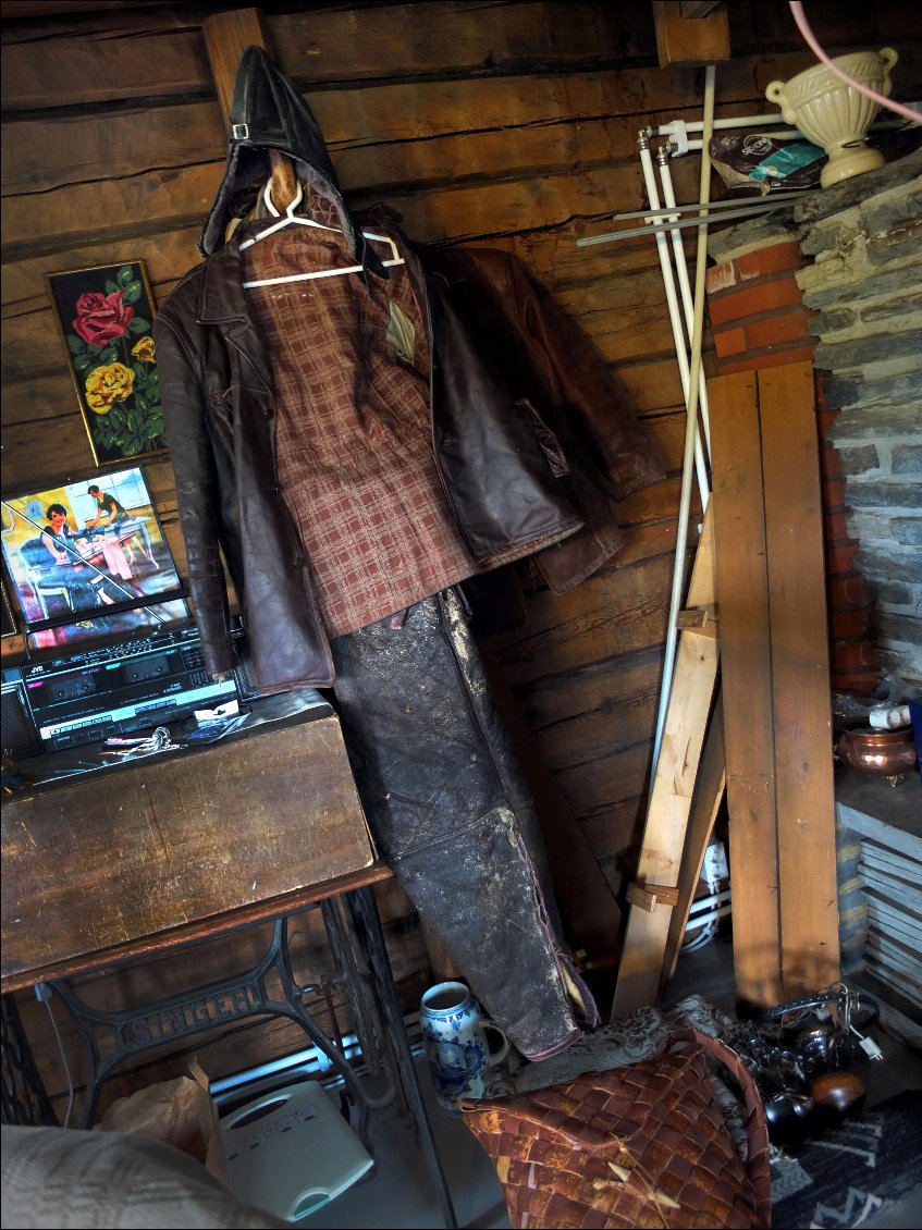 Que ce pantalon est en peau de mouton retournée et que Eero l'utilisait en hiver quand il était jeune pour aller en Laponie sur sa mobylette ! à 700 km de là !