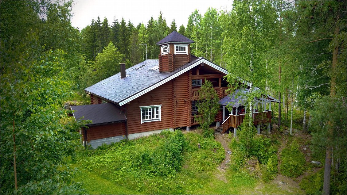 Cette maison à demandé 4 ans de travail pour deux charpentiers.