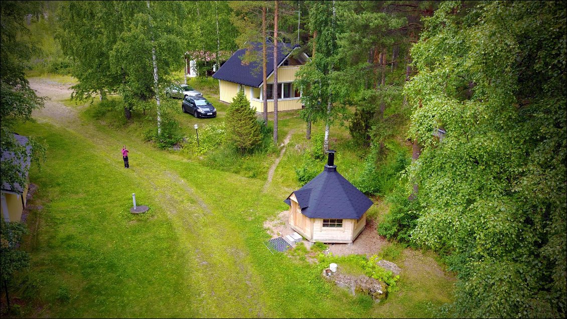 Chaque maison possède son kota, son sauna, son accès au lac et tout ce qu'il faut pour aller pécher. Il y à des fraises sauvages partout.