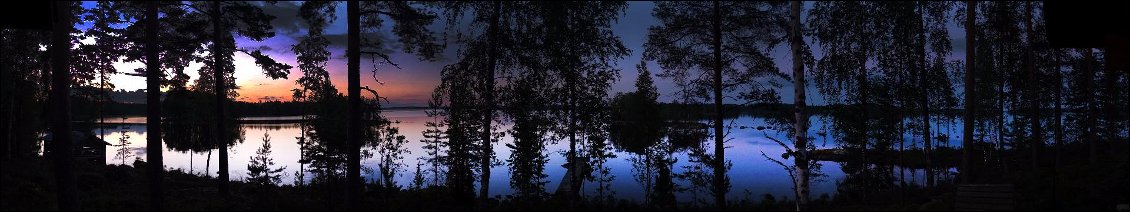 Dès le premier soir, Nous sortons du sauna pour faire une pause et le panorama nous saisit, tout comme l'absence de nos amis.