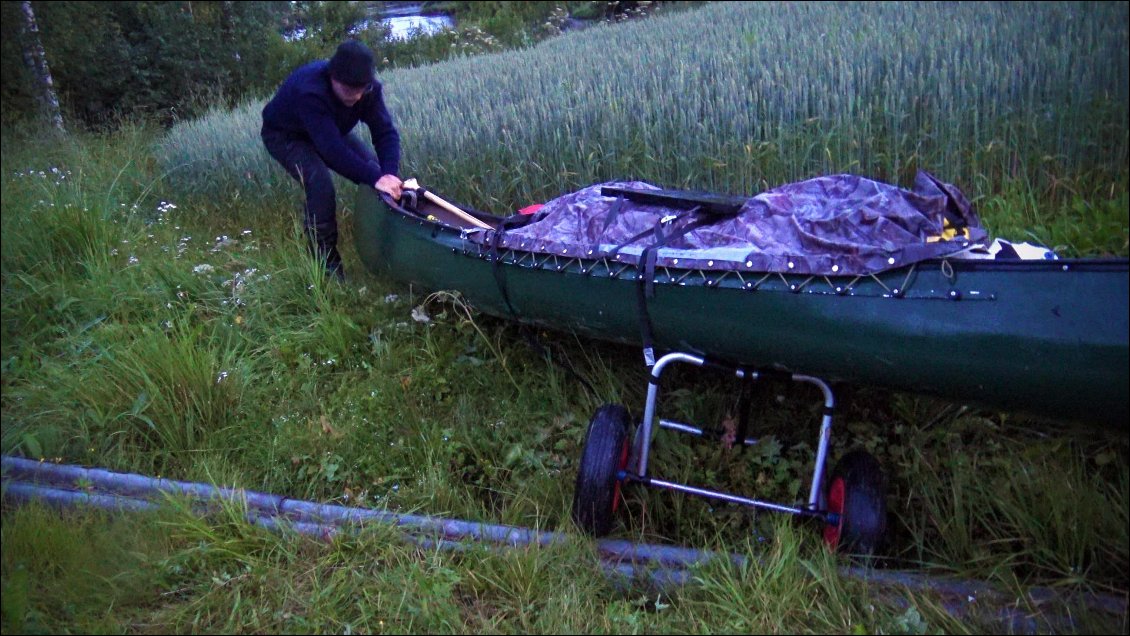 Mais il suffit d'une tôle pour retenir les roues et nous causer une tuile : l'une des sangles du chariot se casse.