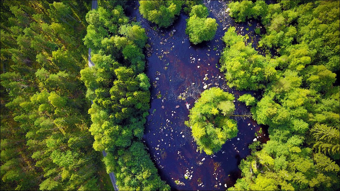 Nous aurions pu faire un portage facile sur la route à coté mais notre complicité n'aurait pas le même gout de satisfaction à partager et avec le temps, nous sommes devenus exigeants.