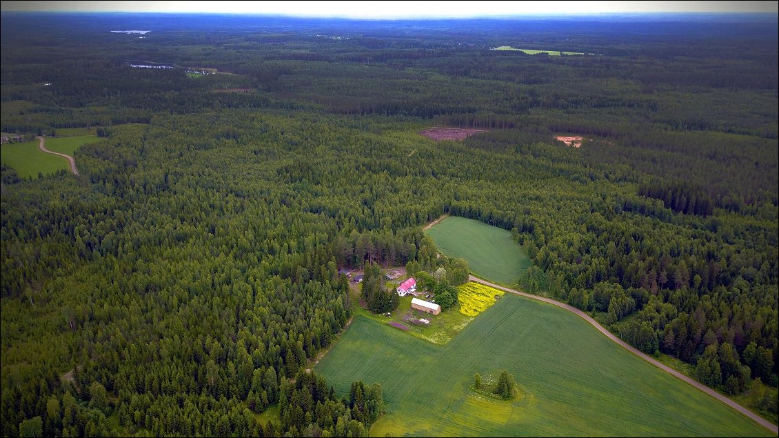 Eero à construit 9 maisons en bois et il les loues toute l'année. Mirja est infirmière et ça lui va à merveille.