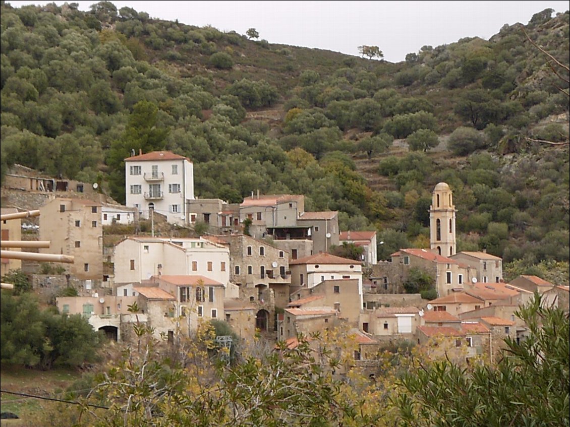 Après l'orage de grêle, on trouve refuge dans le joli village d'Avapessa, malheureusement le gîte d'étape ne répond pas, sniff.