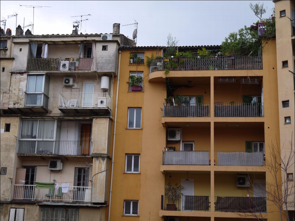 Ajaccio, eau et gaz à tous les étages (en fait ici, cumlus et lave linge)