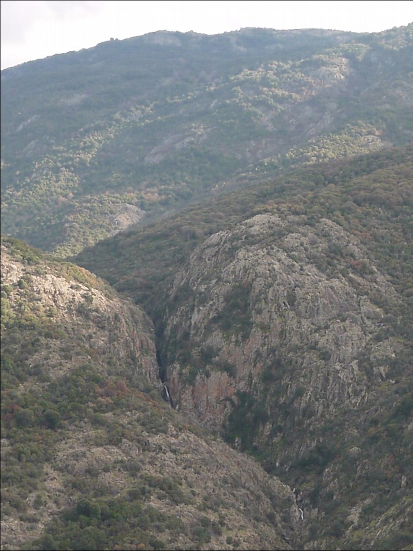 On bascule sur la vallée de Lomberiaccio et des plaines alluviales en contrebas