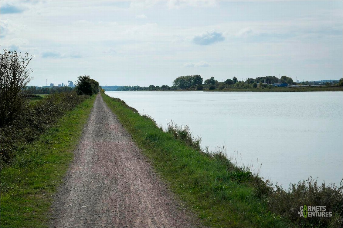 Au niveau de Ouistreham, pas le choix, il faut faire 10 km de ligne droite pour changer de rive et traverser l'Orne. L'occasion de quitter la mer un instant.