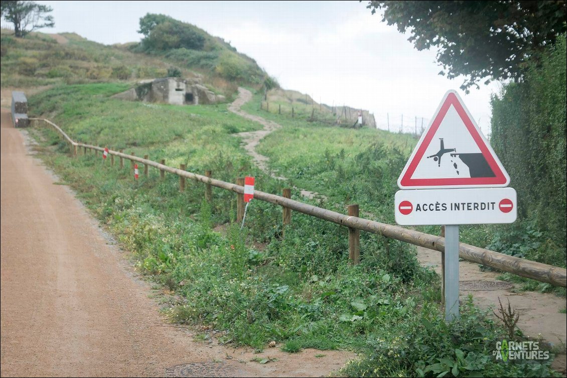 À partir d'Arromanches, la progression sur la plage devient impossible. Débutent alors de magnifiques falaises... Interdites par arrêté préfectoral ! La raison : éboulements possibles. Certes, l'érosion y est particulièrement prononcée, mais la frilosité des élus doit-elle nécessairement aboutir sur des interdictions de la sorte ? N'y a-t-il pas de juste milieu ? En pleine nature, la responsabilisation semble prévaloir sur l'interdiction.