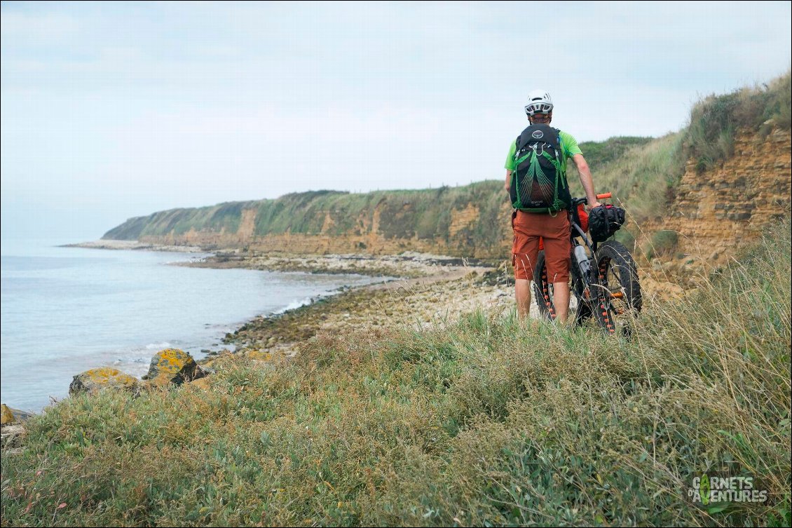 La côte n'est pas praticable après Omaha beach. Je retrouve la mer un peu avant Grandcamp.